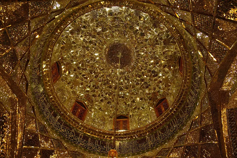 آینه‌کاری در معماری ایرانی؛ هنری که نور را هزار تکه می‌کند