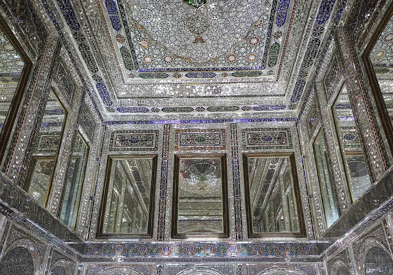 اتاقی با دیوارها و سقف آینه‌کاری‌شده و قاب‌های آینه‌ی بزرگ در عمارت نارنجستان قوام