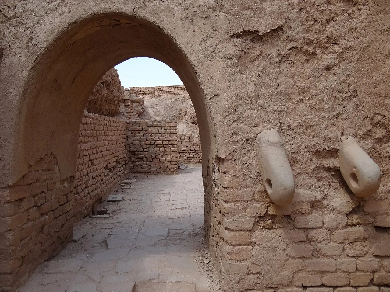 دروازه‌ی طاق‌دار آجری در محوطه‌ی چغازنبیل