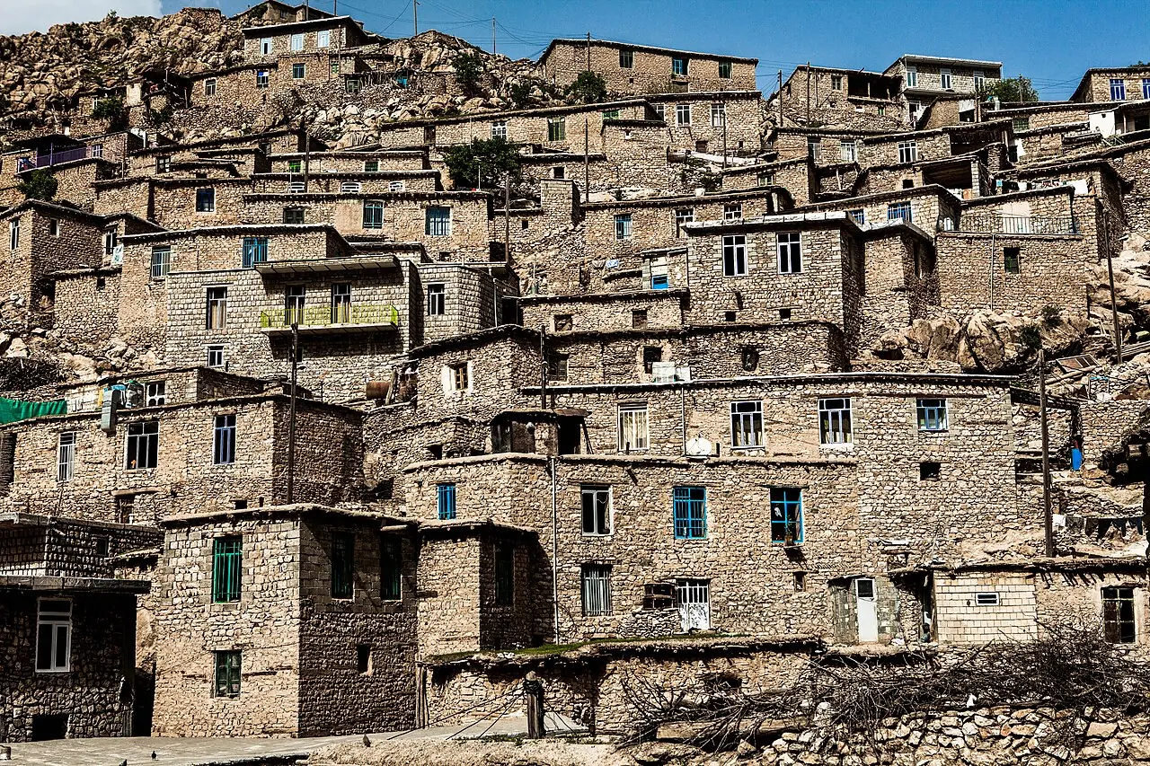 خانه‌های سنگی چندطبقه و پلکانی روستای پالنگان که روی هم چیده شده‌اند