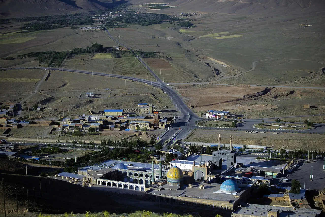 نمای از بالای روستای مشهد اردهال با گنبد امامزاده سلطانعلی و دشت و کوههای اطراف