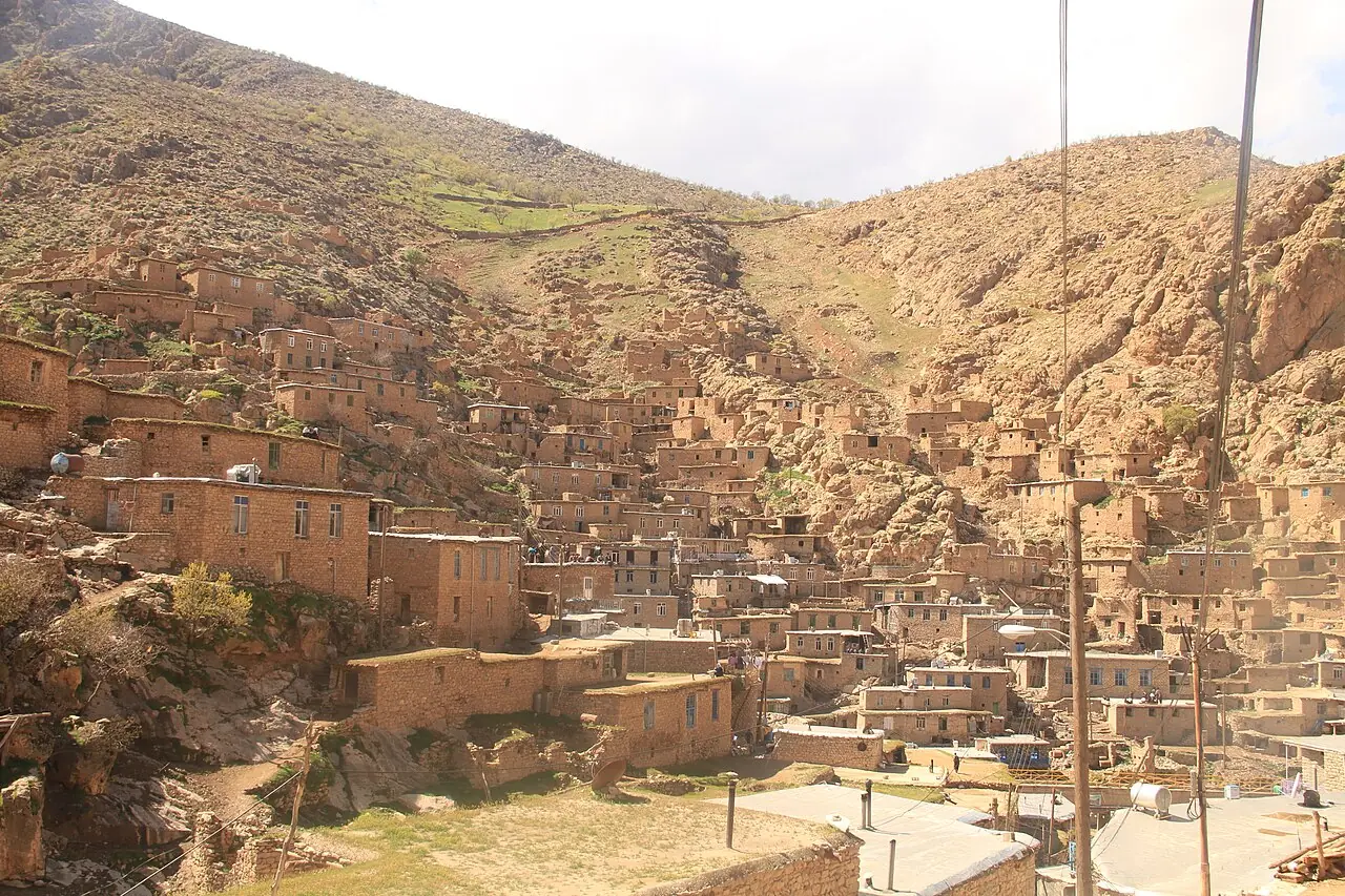 خانه‌های سنگی پلکانی روستای پالنگان روی دامنه‌ی کوه در اورامانات