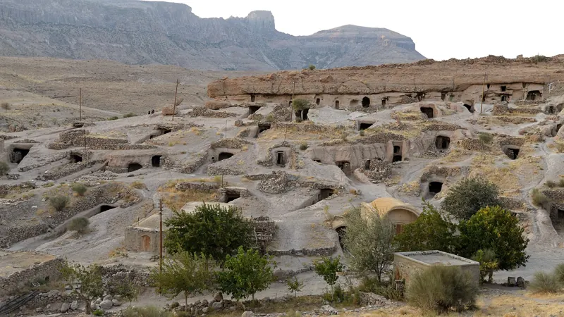 میمند؛ روستای دستکندی که مردمش هنوز با فصل‌ها کوچ می‌کنند