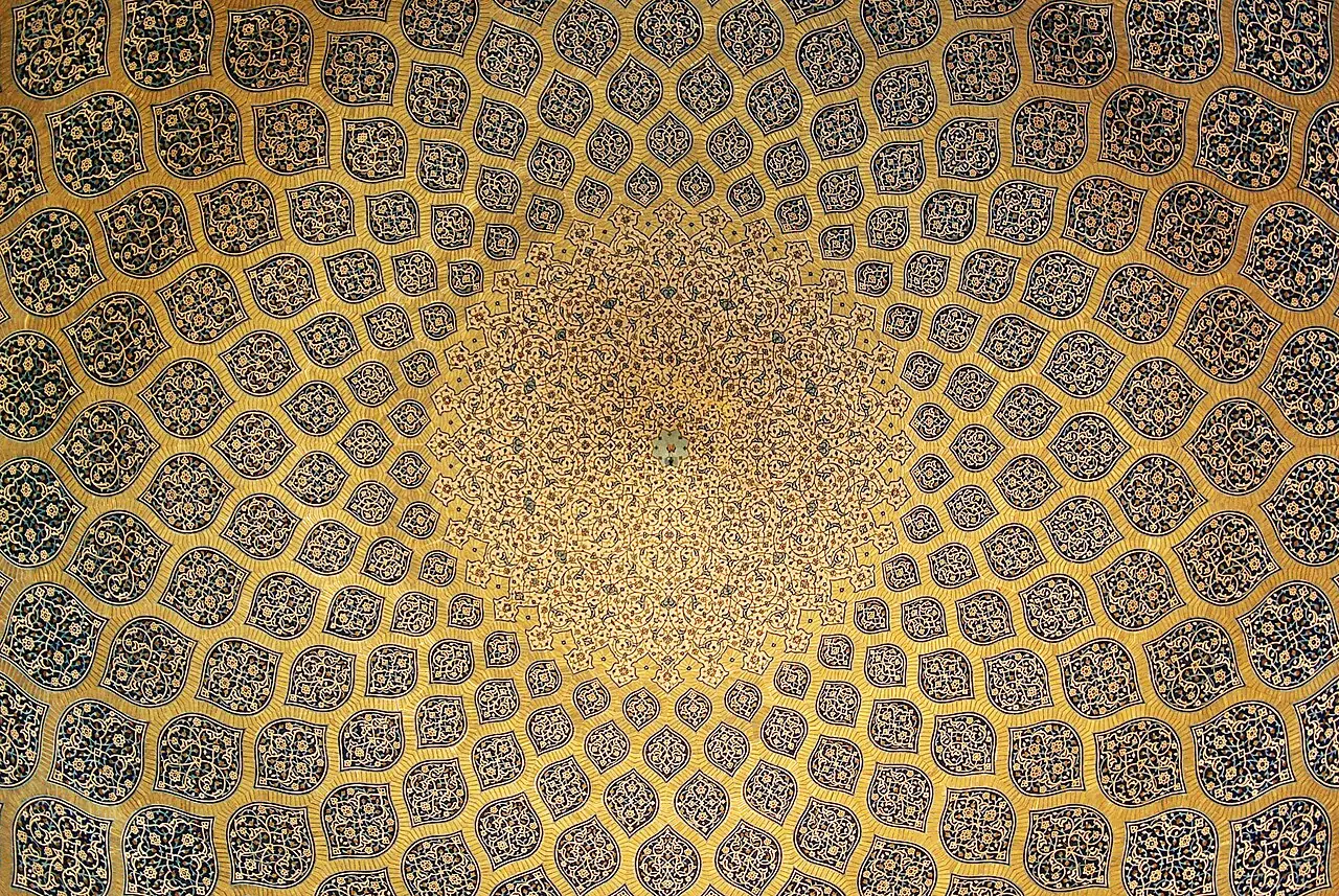 نقش ترنج‌های کاشی‌کاری درون گنبد مسجد شیخ لطف‌الله که به سوی مرکز کوچک‌تر می‌شوند