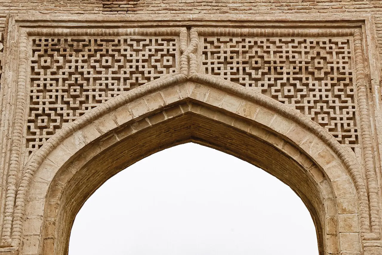 آجرکاری هندسی گره‌دار بالای یک طاق جناغی در رباط شرف