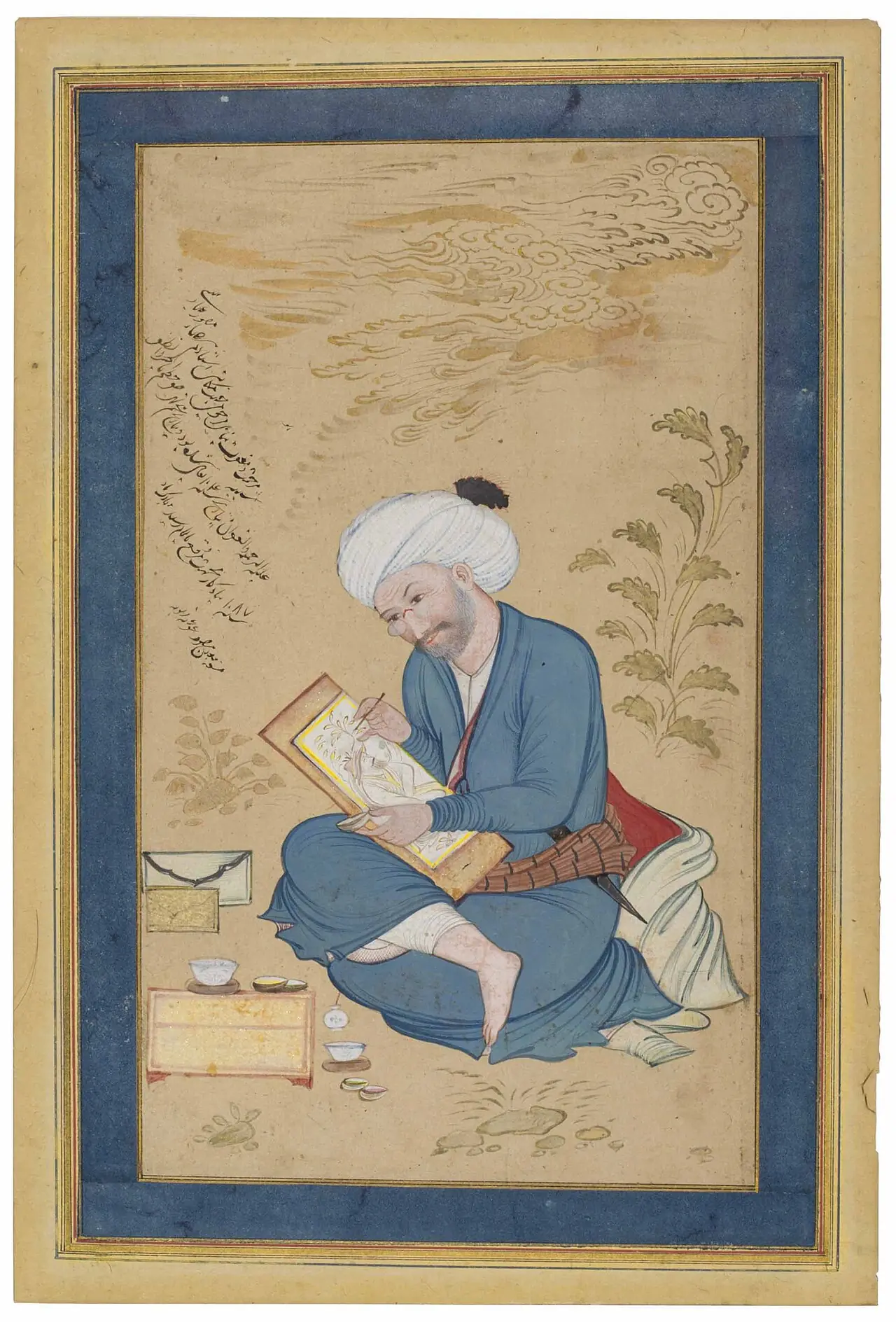 نگاره‌ای از مردی دستار سفید که چهارزانو نشسته و با قلم‌مو روی صفحه‌ای نقاشی می‌کند و ظرف‌های رنگ کنارش است