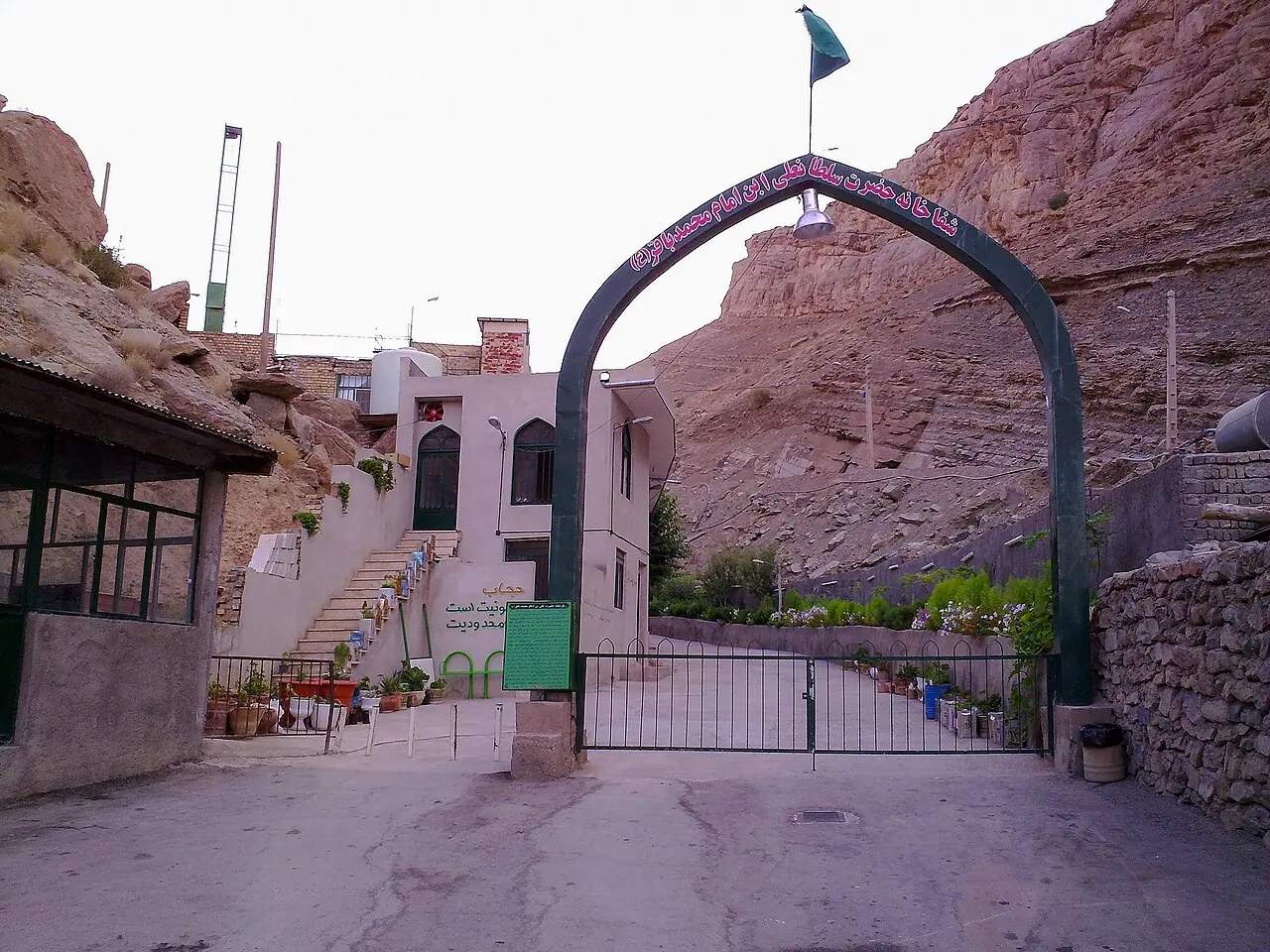 ورودی محوطه‌ی قتلگاه سلطان‌علی میان صخره‌های سرخ‌رنگ نزدیک روستای باریکرسف