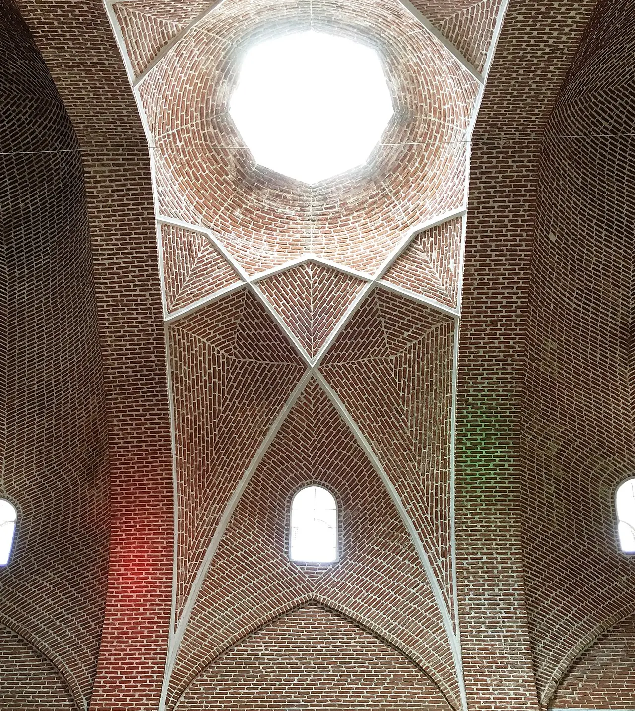 نمای رو به بالای سقف آجری تیمچه‌ی مظفریه با نورگیر هشت‌ضلعی در مرکز